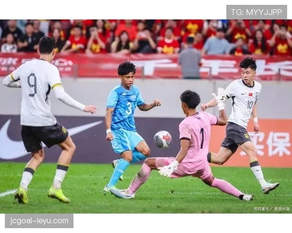 年轻球员闪耀赛场，助球队逆转取胜，状态回暖引关注