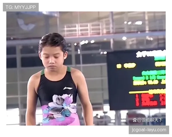 崔家溪训练完直接啃冰块解渴，这自律程度真不是一般人能扛住的